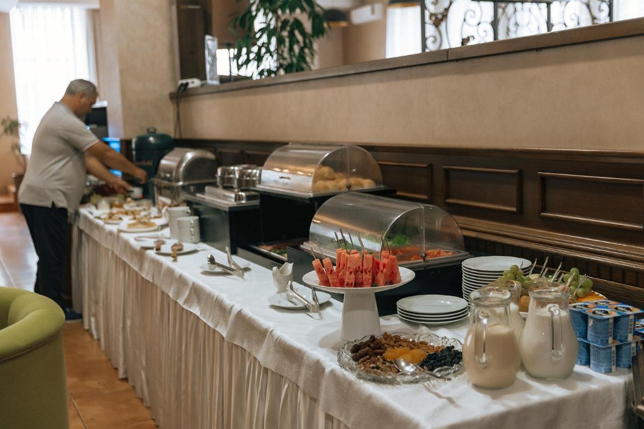 Medeu Hotel Kostanay Bagian luar foto